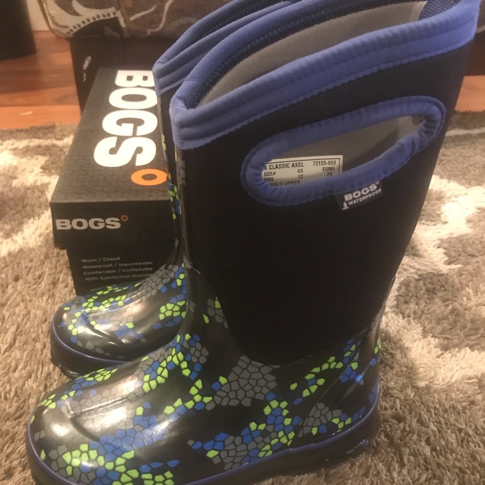 NWT Bogs cold weather boots size 12 kids